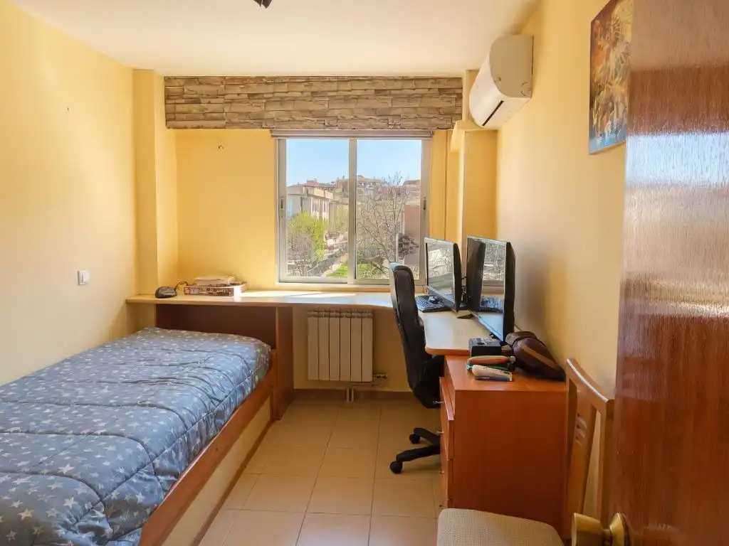 Piso en venta en Calle de la Casuarina, 18, Las Águilas Habitación de Piso en venta en Madrid Capital con Aire acondicionado