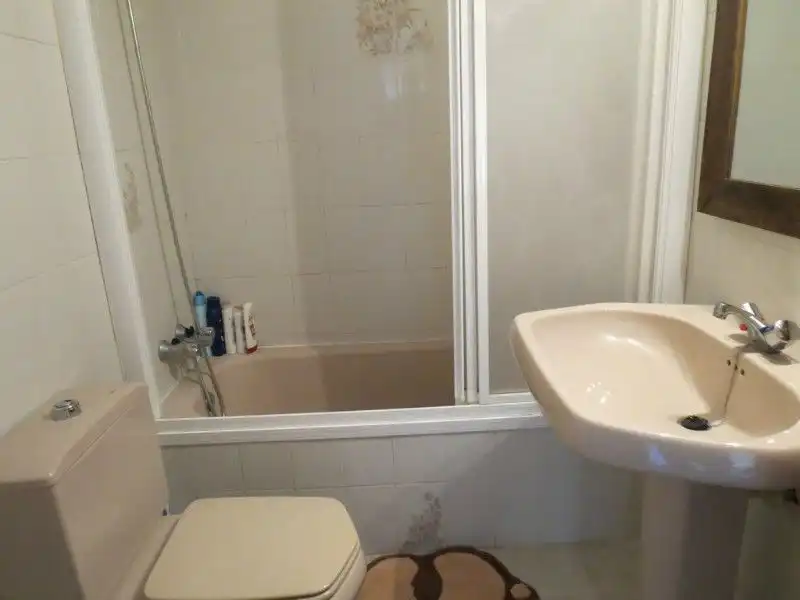 Wohnung zur Miete in Carrer Marjaleta, 1, Casco Urbano Badezimmer von Wohnung zur Miete in Moraira mit Klimaanlage, Heizung und Privatgarten