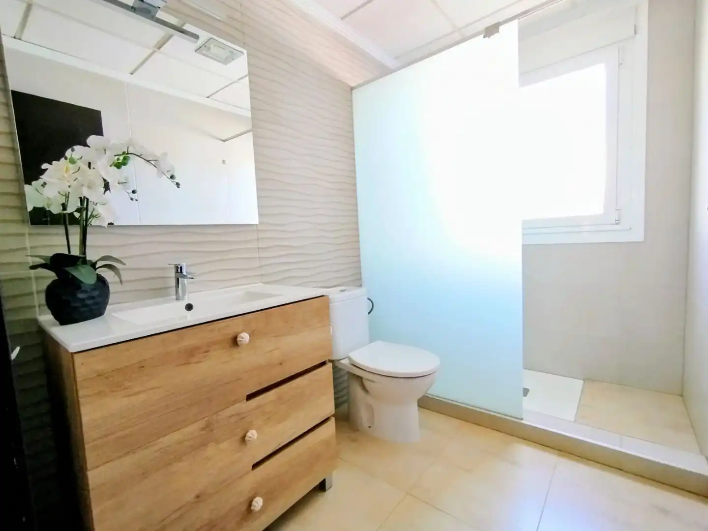 Casa o chalet en venta en Partida Tolomo, 28, Hondón de las Nieves / El Fondó de les Neus Baño de Casa o chalet en venta en Hondón de las Nieves / El Fondó de les Neus con Aire acondicionado, Calefacción y Jardín privado