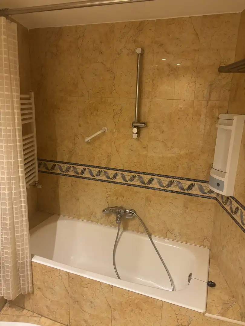 Bathroom of Flat for rent in Madrid  with Air Conditioner, Heating and Parquet flooring