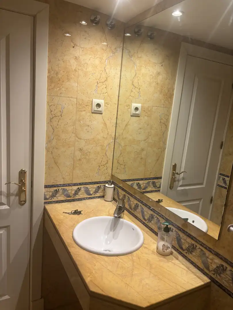 Bathroom of Flat for rent in Madrid  with Air Conditioner, Heating and Parquet flooring