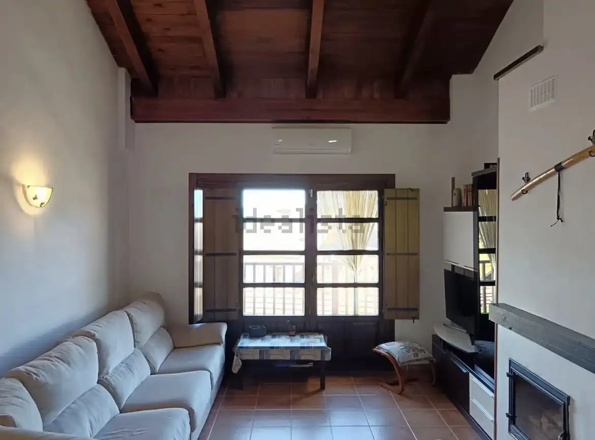 Dúplex en venta en ኡርባኒሳሲኦን ካምፖ ዴ ጎልፍ ባዳጓስ, 77a, Poblaciones norte Sala de estar de Dúplex en venta en Jaca con Aire acondicionado, Terraza y Piscina