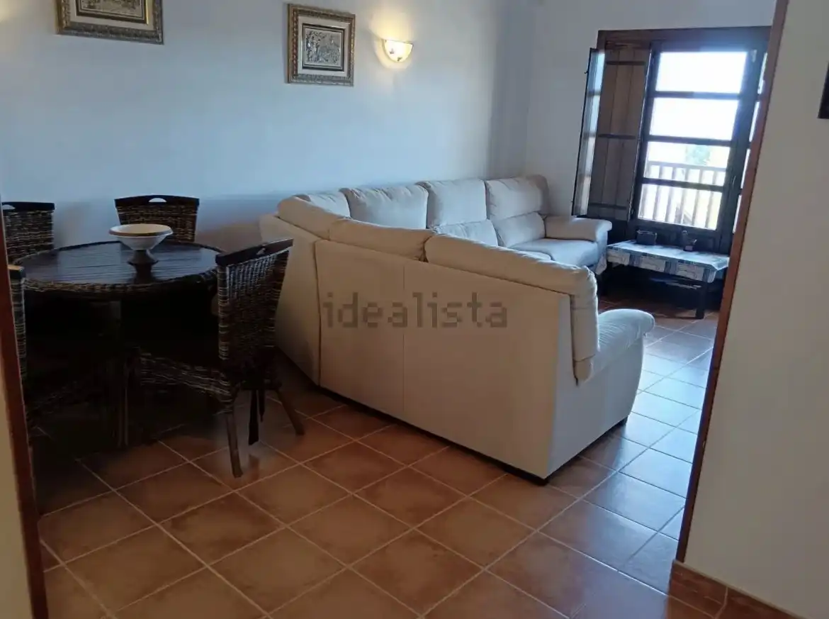 Dúplex en venta en ኡርባኒሳሲኦን ካምፖ ዴ ጎልፍ ባዳጓስ, 77a, Poblaciones norte Sala de estar de Dúplex en venta en Jaca con Aire acondicionado, Terraza y Piscina