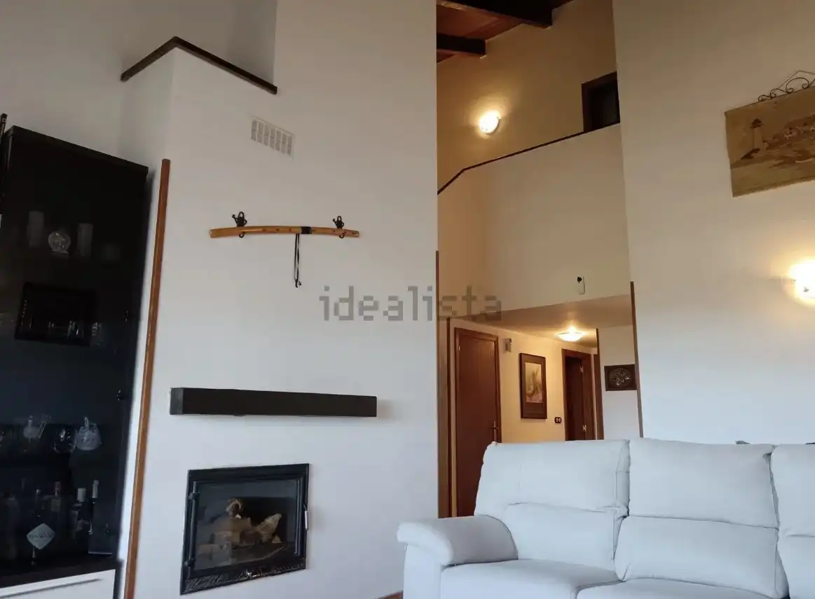 Dúplex en venta en ኡርባኒሳሲኦን ካምፖ ዴ ጎልፍ ባዳጓስ, 77a, Poblaciones norte Sala de estar de Dúplex en venta en Jaca con Aire acondicionado, Terraza y Piscina