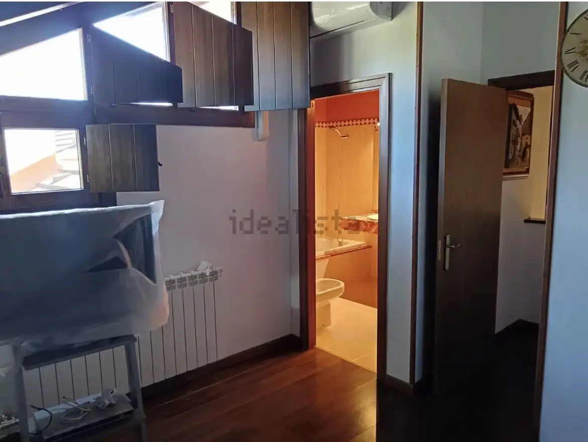 Dúplex en venta en ኡርባኒሳሲኦን ካምፖ ዴ ጎልፍ ባዳጓስ, 77a, Poblaciones norte Habitación de Dúplex en venta en Jaca con Aire acondicionado, Terraza y Piscina