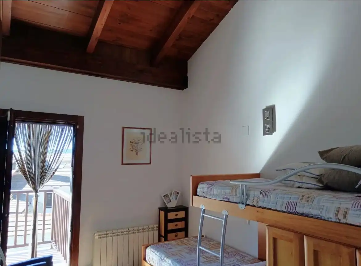 Dúplex en venta en ኡርባኒሳሲኦን ካምፖ ዴ ጎልፍ ባዳጓስ, 77a, Poblaciones norte Habitación de Dúplex en venta en Jaca con Aire acondicionado, Terraza y Piscina