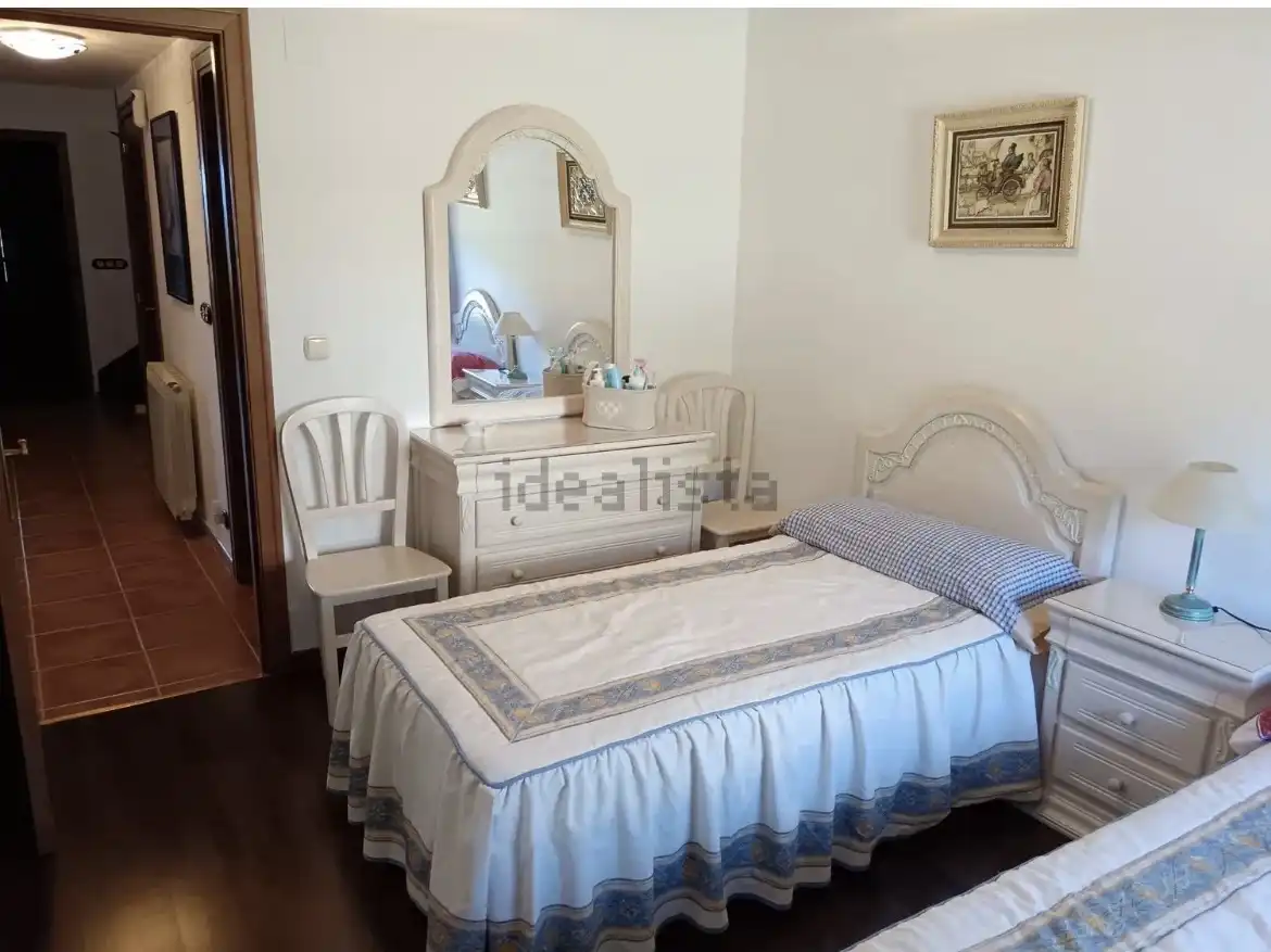 Dúplex en venta en ኡርባኒሳሲኦን ካምፖ ዴ ጎልፍ ባዳጓስ, 77a, Poblaciones norte Habitación de Dúplex en venta en Jaca con Aire acondicionado, Terraza y Piscina