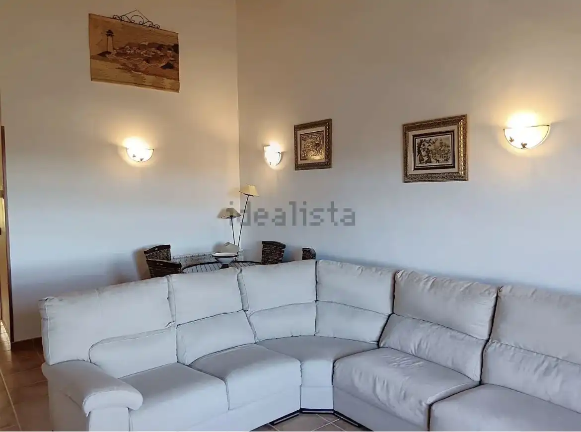 Dúplex en venta en ኡርባኒሳሲኦን ካምፖ ዴ ጎልፍ ባዳጓስ, 77a, Poblaciones norte Sala de estar de Dúplex en venta en Jaca con Aire acondicionado, Terraza y Piscina