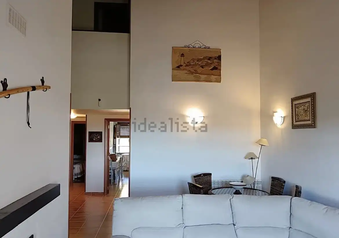 Dúplex en venta en ኡርባኒሳሲኦን ካምፖ ዴ ጎልፍ ባዳጓስ, 77a, Poblaciones norte Sala de estar de Dúplex en venta en Jaca con Aire acondicionado, Terraza y Piscina