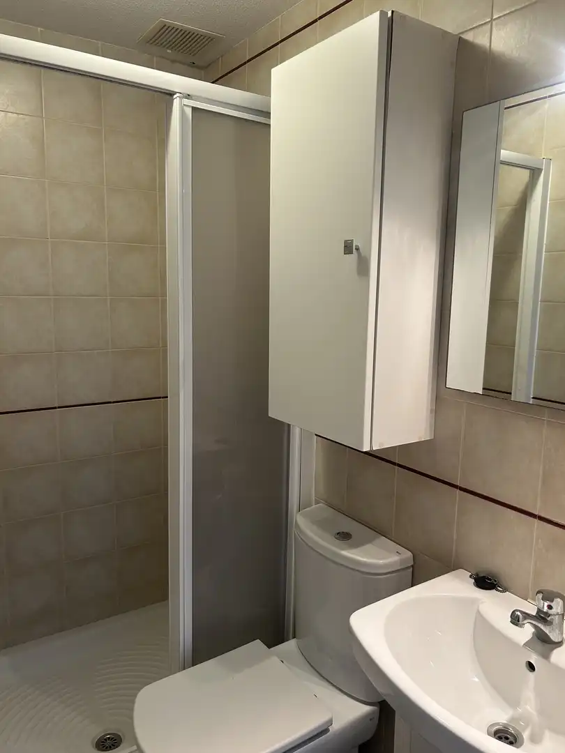Planta baja de alquiler en Calle Ferrara, Entremares Baño de Planta baja de alquiler en La Manga del Mar Menor con Aire acondicionado, Calefacción y Terraza