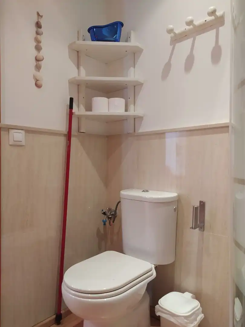 Apartamento de alquiler en Calle Clemente Hidalgo, 50, Barrio del Nervión Baño de Apartamento de alquiler en Sevilla Capital con Aire acondicionado