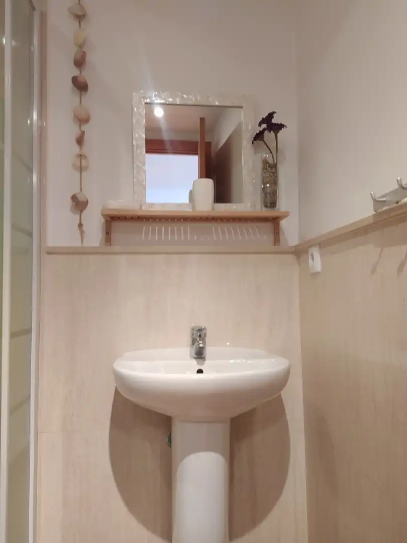 Apartamento de alquiler en Calle Clemente Hidalgo, 50, Barrio del Nervión Baño de Apartamento de alquiler en Sevilla Capital con Aire acondicionado