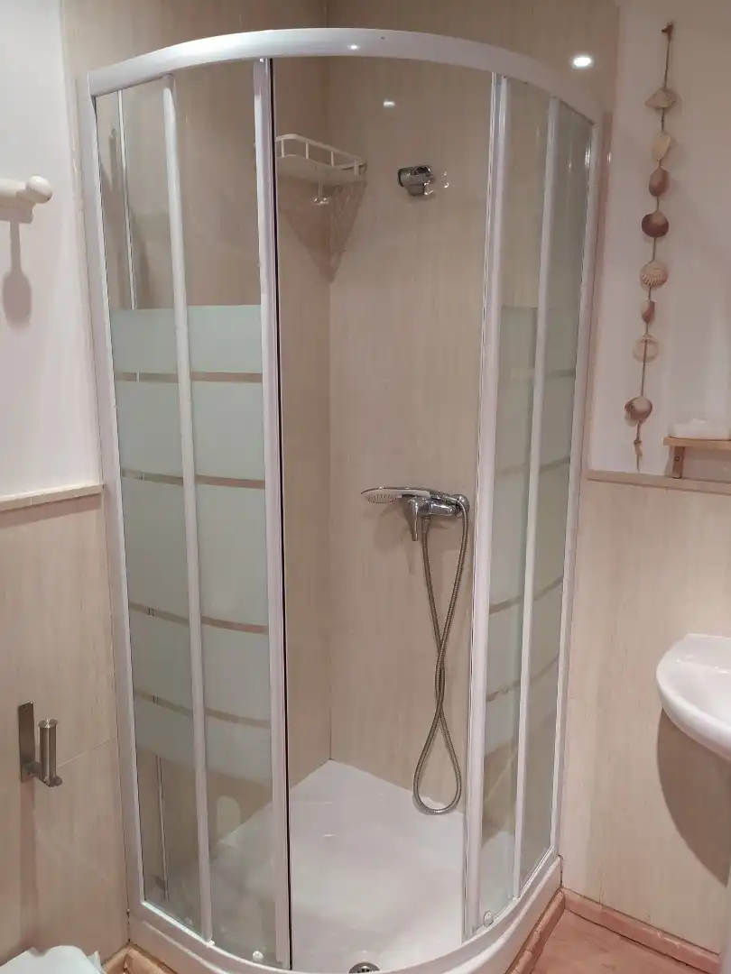 Apartamento de alquiler en Calle Clemente Hidalgo, 50, Barrio del Nervión Baño de Apartamento de alquiler en Sevilla Capital con Aire acondicionado