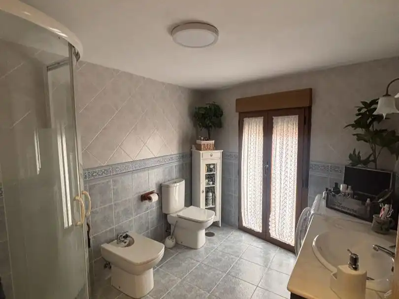 Einfamilien-Reihenhaus zum Verkauf in Calle de la Iglesia, 12, Peñalver Badezimmer von Einfamilien-Reihenhaus zum Verkauf in Peñalver mit Klimaanlage, Heizung und Balkon