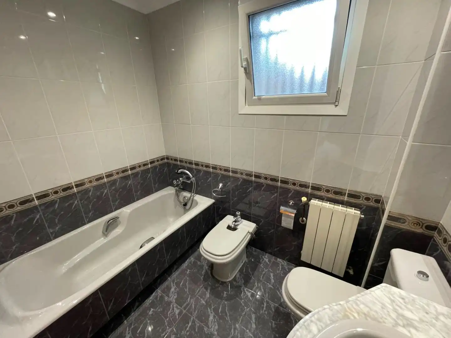Piso en venta en Errotaundi Pasealekua, 13, Jaizubia - Urdanibia - Puiana Baño de Piso en venta en Irun con Terraza y Piscina