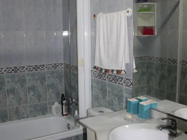 Baño de Estudio de alquiler en Ciudad Real con Aire acondicionado, Calefacción y Parquet