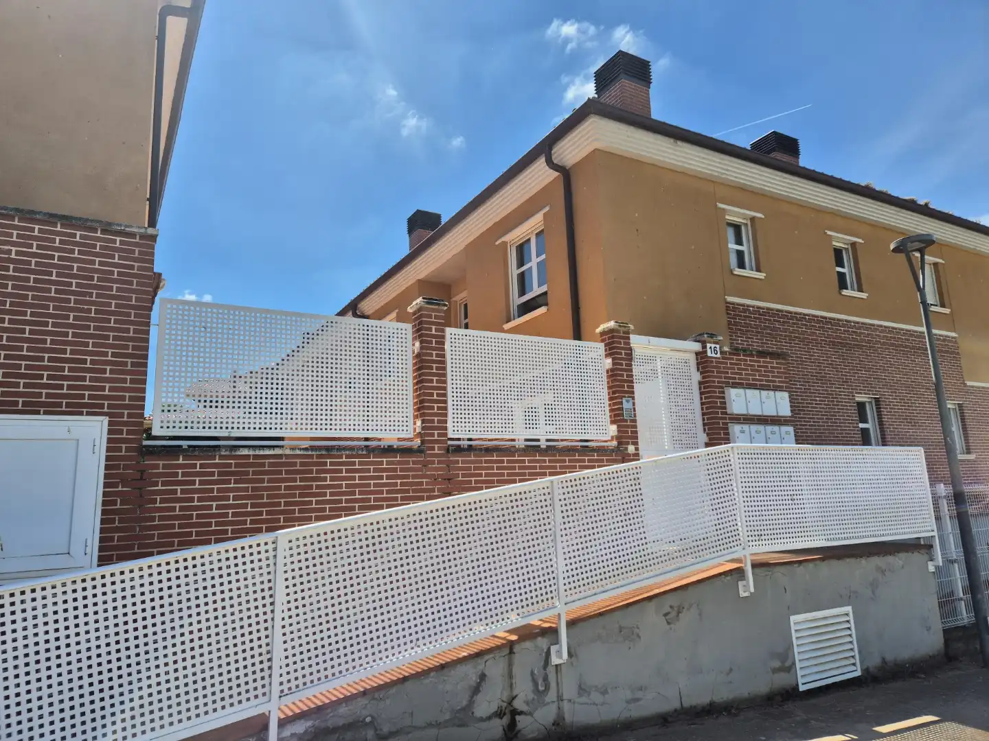 Piso en venta en Calle Higueras, Medrano Vista exterior de Piso en venta en Medrano con Calefacción, Jardín privado y Terraza