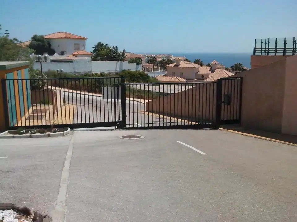 Piso en venta en Calle Colinas del Mar, 12, La Alcaidesa Vista exterior de Piso en venta en La Alcaidesa con Aire acondicionado, Terraza y Piscina