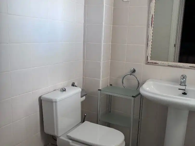 Wohnung zur Miete in Strasse el Barón Km7, ., Playa de las Gaviotas - El Pedrucho Badezimmer von Wohnung zur Miete in La Manga del Mar Menor mit Klimaanlage und Terrasse