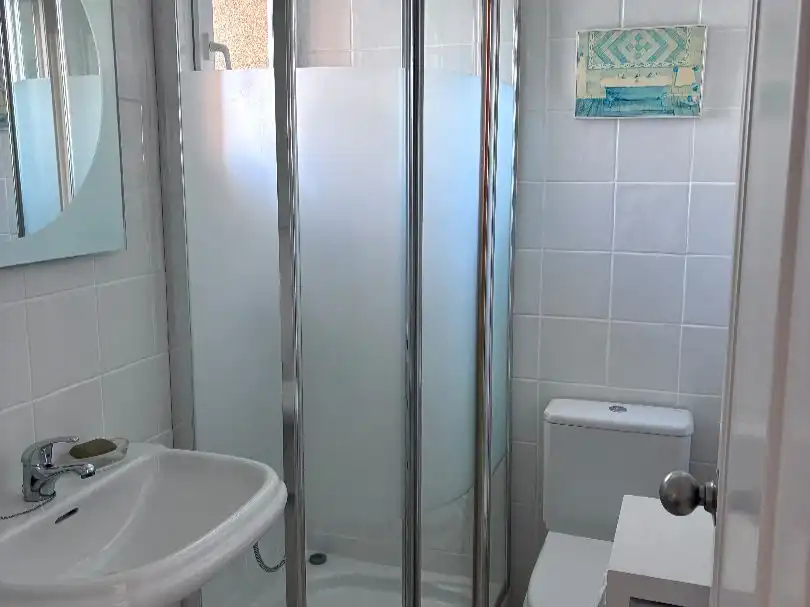 Wohnung zur Miete in Strasse el Barón Km7, ., Playa de las Gaviotas - El Pedrucho Badezimmer von Wohnung zur Miete in La Manga del Mar Menor mit Klimaanlage und Terrasse