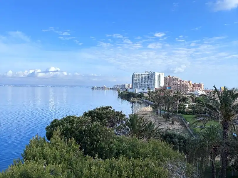 Wohnung zur Miete in Strasse el Barón Km7, ., Playa de las Gaviotas - El Pedrucho Außenansicht von Wohnung zur Miete in La Manga del Mar Menor mit Klimaanlage und Terrasse