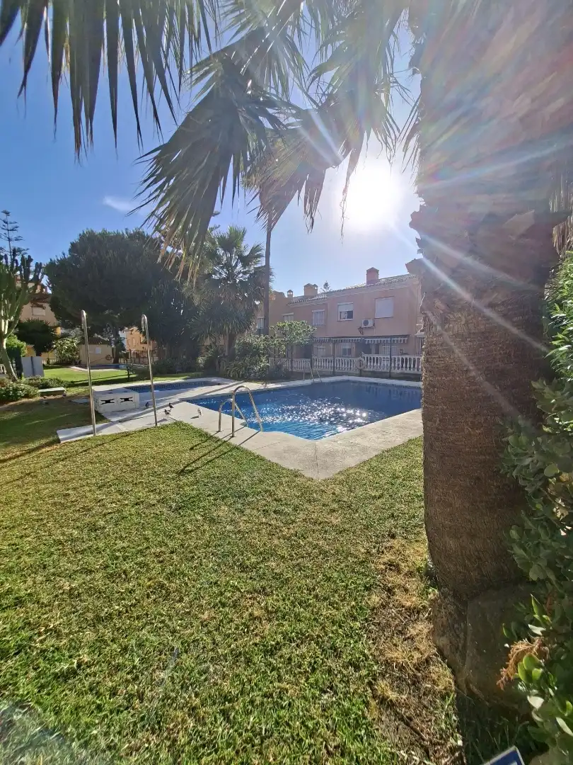 Dúplex en venta en Calle Aurora de Albornoz, 2, San Luis de Sabinillas Jardín de Dúplex en venta en Manilva con Amueblado, Balcón y Piscina comunitaria