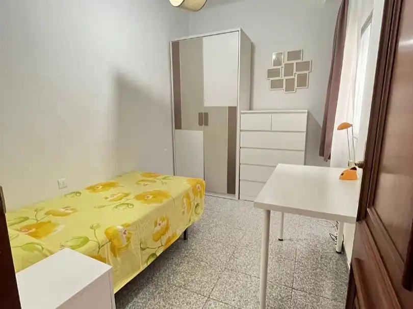 Piso de alquiler en Calle Alhelí, 13, Cruz Roja Habitación de Piso de alquiler en Sevilla con Aire acondicionado, Terraza y Amueblado