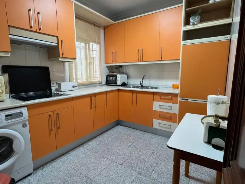 Piso de alquiler en Calle Alhelí, 13, Cruz Roja Cocina de Piso de alquiler en Sevilla con Aire acondicionado, Terraza y Amueblado