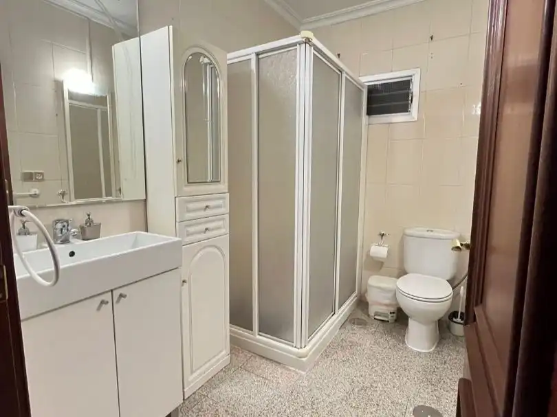 Piso de alquiler en Calle Alhelí, 13, Cruz Roja Baño de Piso de alquiler en Sevilla con Aire acondicionado, Terraza y Amueblado