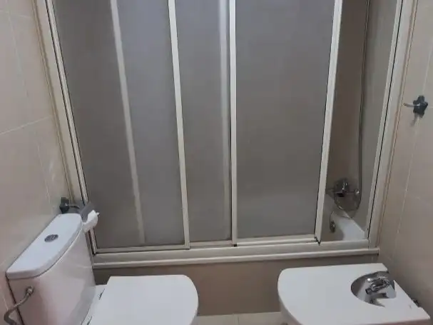 Flat for rent in Calle Morcín, 6, Montecerrao Bathroom of Flat for rent in Oviedo with Heating, Parquet flooring and Furnished