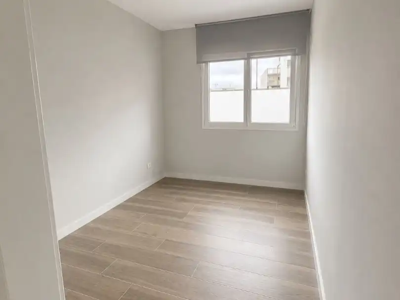 Piso en venta en Calle Sorzano, 16, La Cava - Fardachón Habitación de Piso en venta en Logroño con Aire acondicionado, Terraza y Piscina