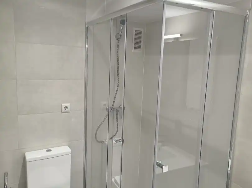 Wohnung zum Verkauf in Calle del Estroncio, 11, Los Rosales Badezimmer von Wohnung zum Verkauf in Madrid mit Klimaanlage