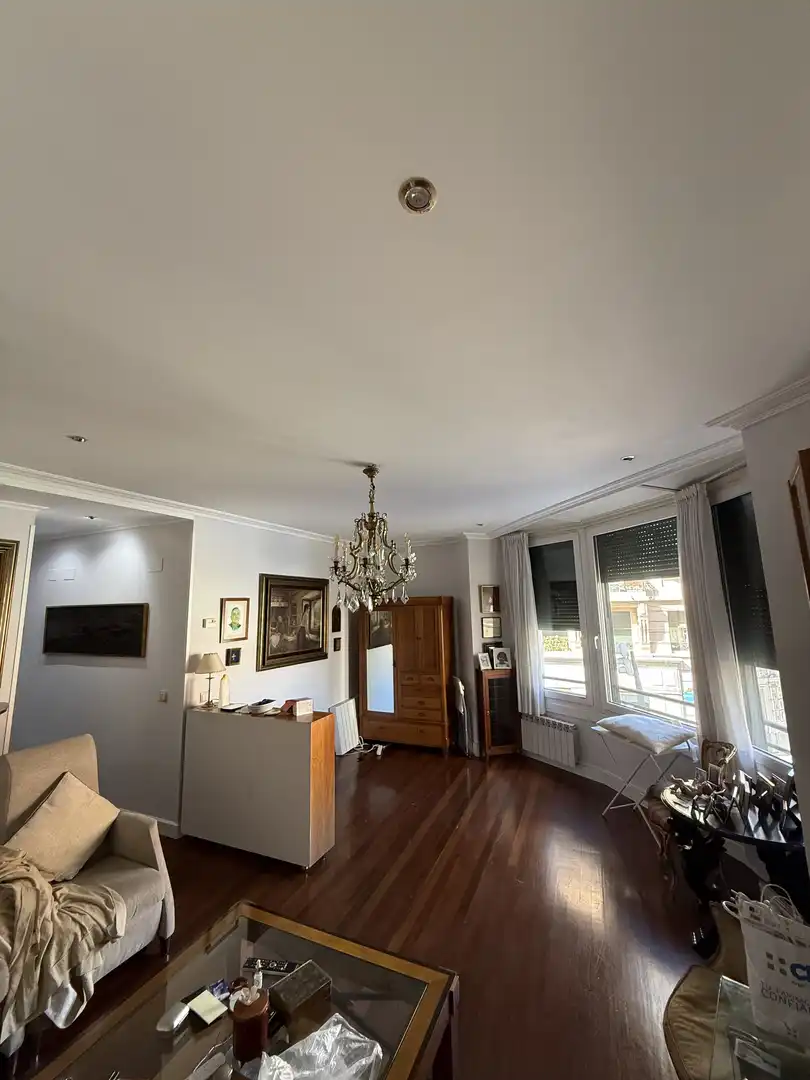 Wohnung zum Verkauf in Villarías Kalea, 8, Plaza Circular Wohnzimmer von Wohnung zum Verkauf in Bilbao mit Balkon