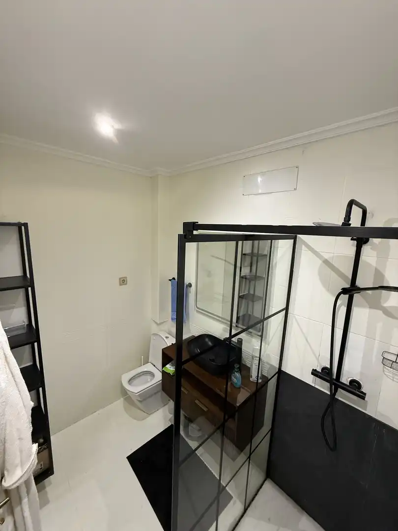 Wohnung zum Verkauf in Villarías Kalea, 8, Plaza Circular Badezimmer von Wohnung zum Verkauf in Bilbao mit Balkon