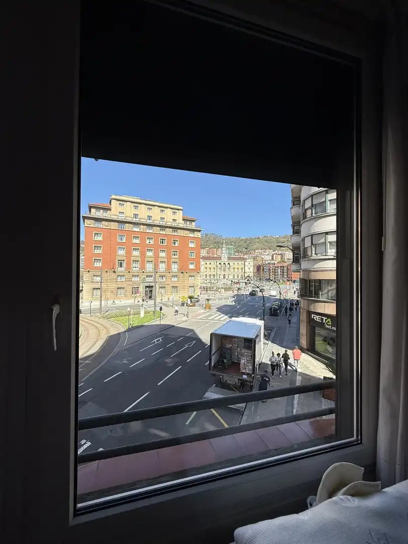 Wohnung zum Verkauf in Villarías Kalea, 8, Plaza Circular Außenansicht von Wohnung zum Verkauf in Bilbao mit Balkon