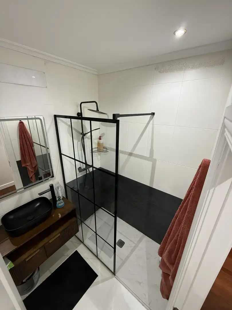 Wohnung zum Verkauf in Villarías Kalea, 8, Plaza Circular Badezimmer von Wohnung zum Verkauf in Bilbao mit Balkon