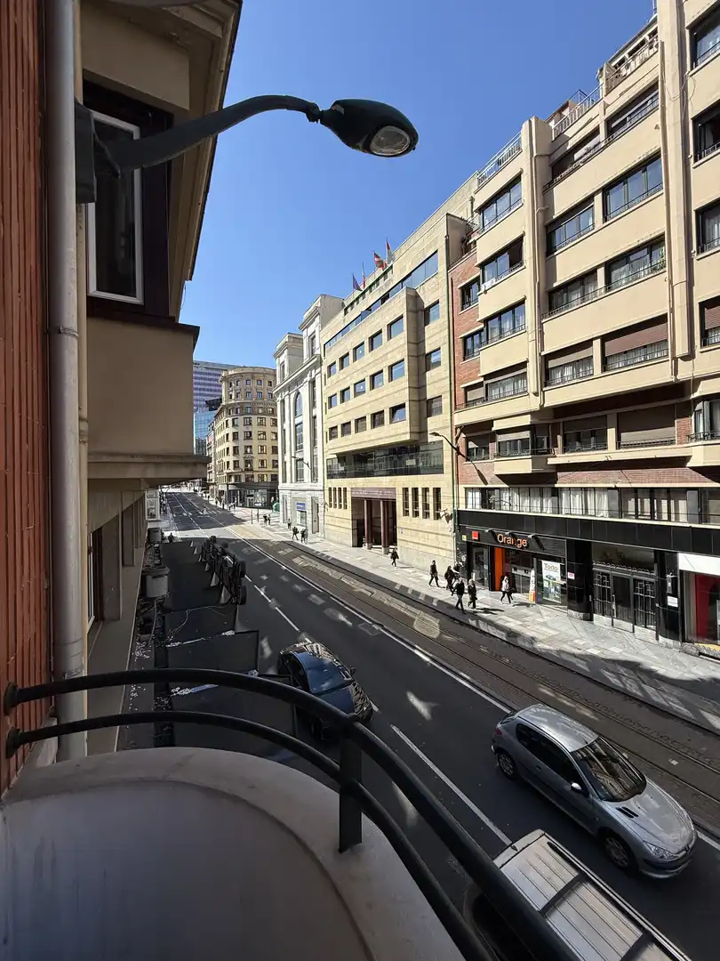 Wohnung zum Verkauf in Villarías Kalea, 8, Plaza Circular Außenansicht von Wohnung zum Verkauf in Bilbao mit Balkon