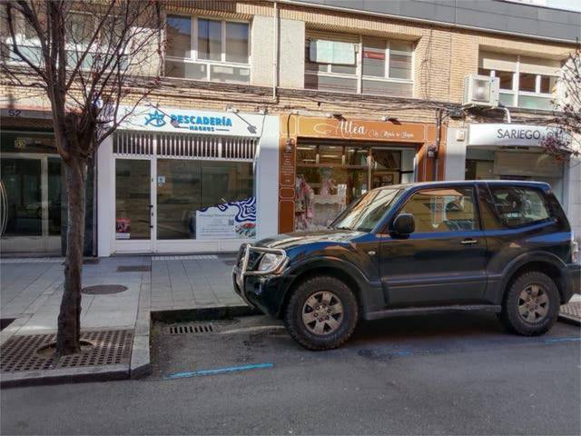 Local comercial en Alquiler en Laviada