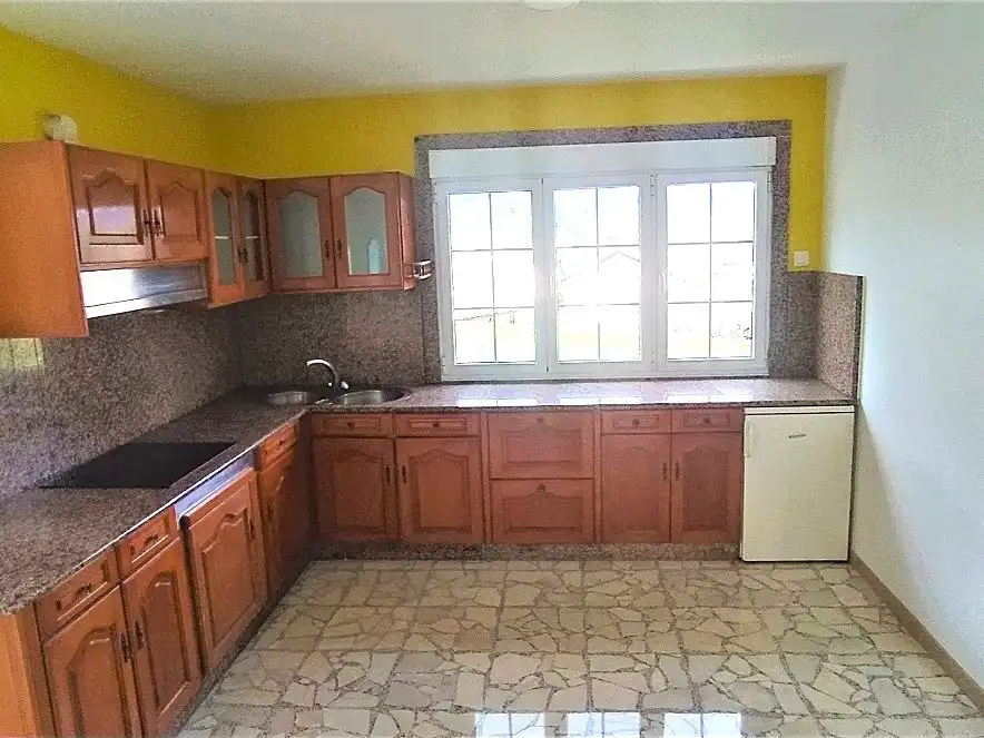 Casa o chalet en venta en AC-550, 6, Noia Cocina de Casa o chalet en venta en Noia con Calefacción, Jardín privado y Parquet