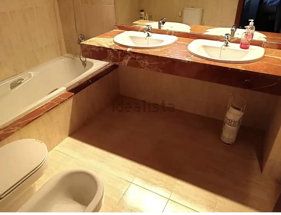 Badezimmer von Wohnung zum Verkauf in Jaca mit Klimaanlage, Heizung und Parkett