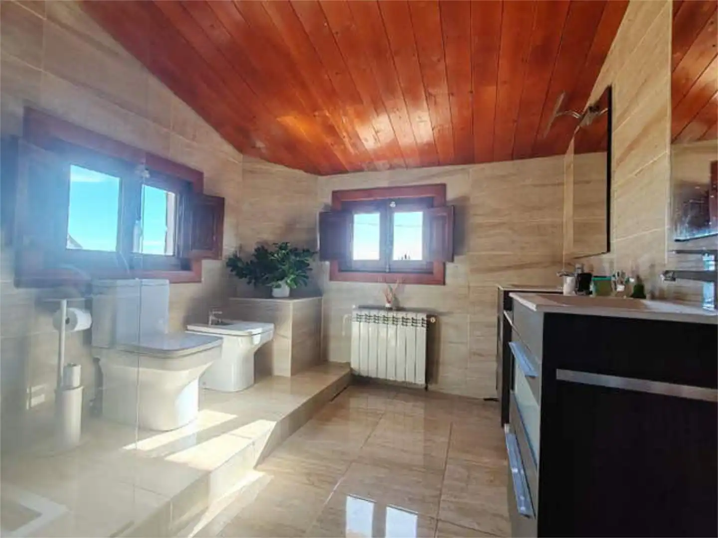 Einfamilien-Reihenhaus zum Verkauf in Ciutat del Transport - La Salera Badezimmer von Einfamilien-Reihenhaus zum Verkauf in Castellón de la Plana / Castelló de la Plana mit Terrasse und Schwimmbad