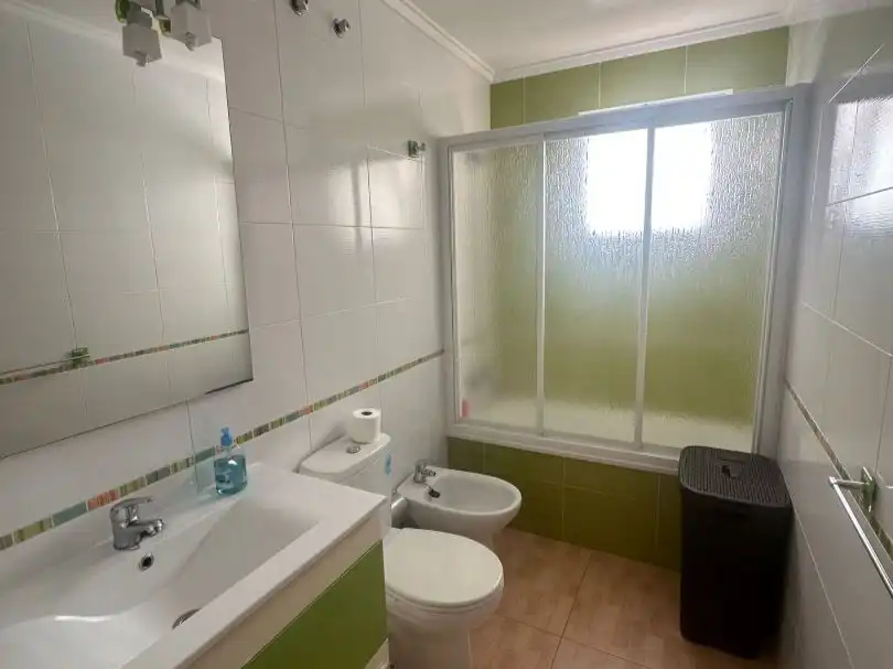 Flat for rent in Calle Virgen de la Paloma, 9, Zona Playa del Cura Bathroom of Flat for rent in Torrevieja with Air Conditioner, Terrace and Furnished