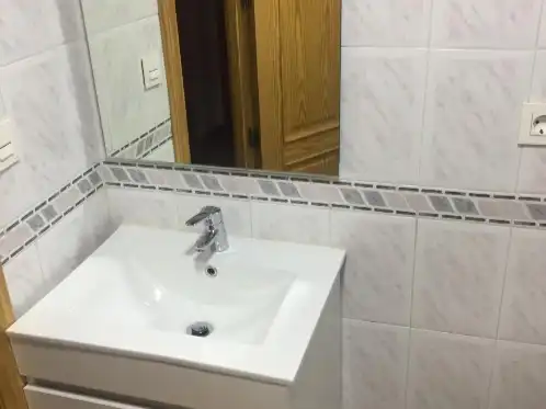 Flat for rent in Calle Demetrio Spínola, 17, Rosaleda - Juventud Bathroom of Flat for rent in Granada Capital with Terrace