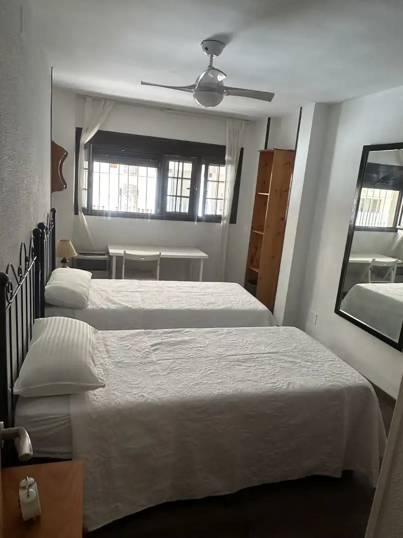 Schlafzimmer von Wohnung zur Miete in  Cádiz Capital mit Klimaanlage und Balkon