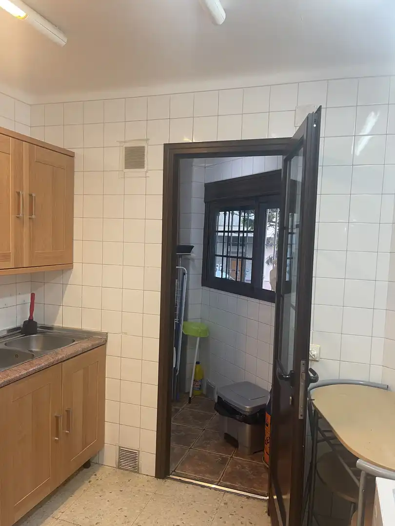 Badezimmer von Wohnung zur Miete in  Cádiz Capital mit Klimaanlage und Balkon