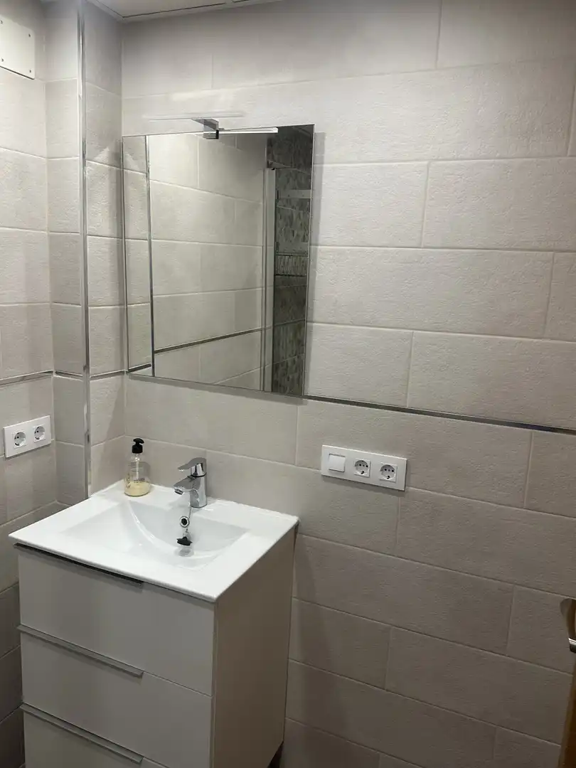 Badezimmer von Wohnung zur Miete in  Cádiz Capital mit Klimaanlage und Balkon