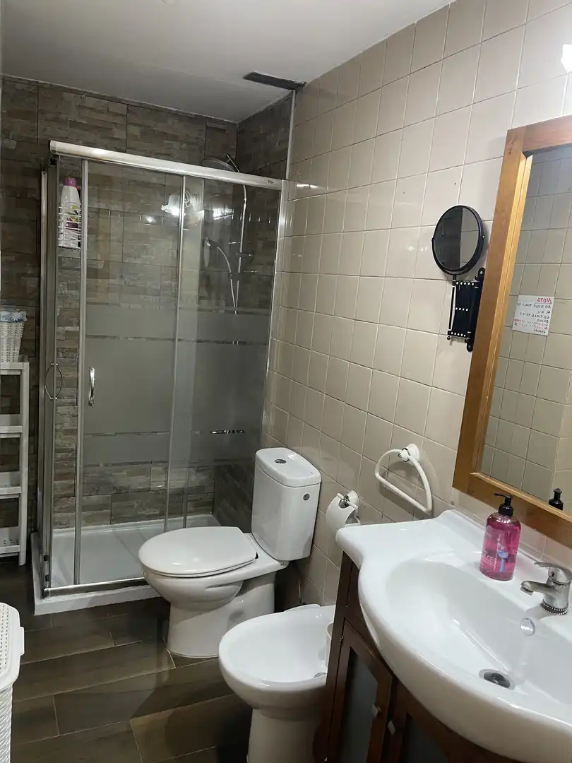 Badezimmer von Wohnung zur Miete in  Cádiz Capital mit Klimaanlage und Balkon