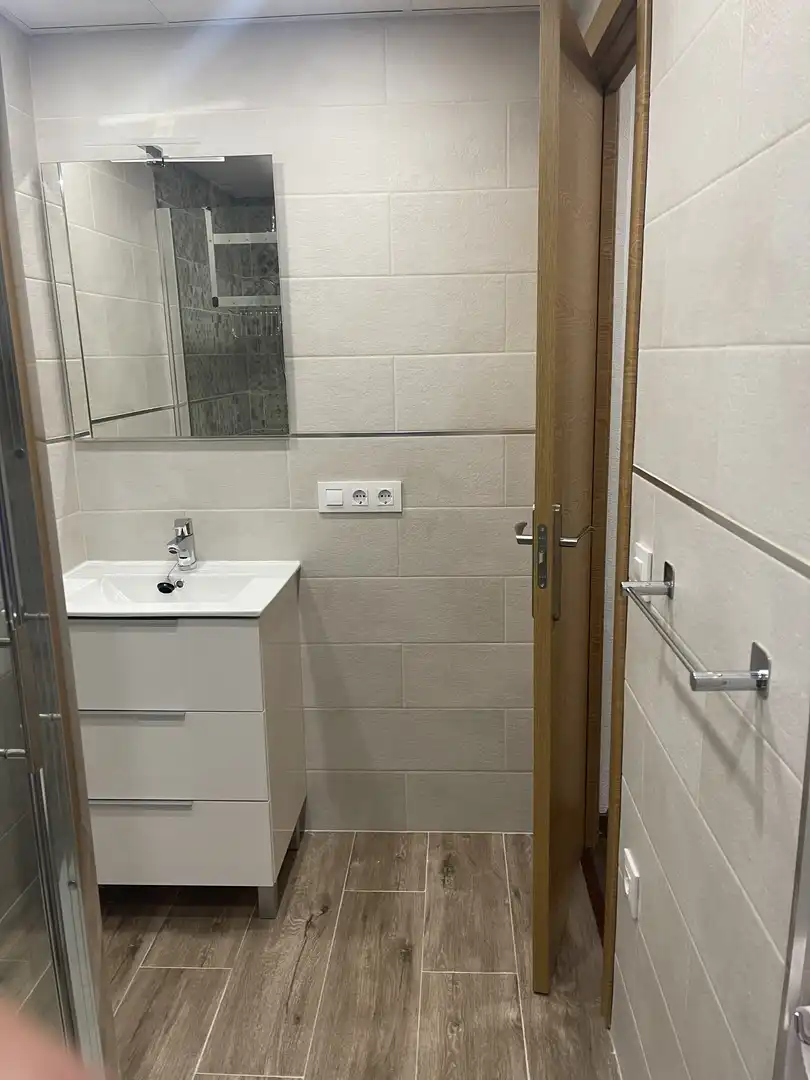 Badezimmer von Wohnung zur Miete in  Cádiz Capital mit Klimaanlage und Balkon