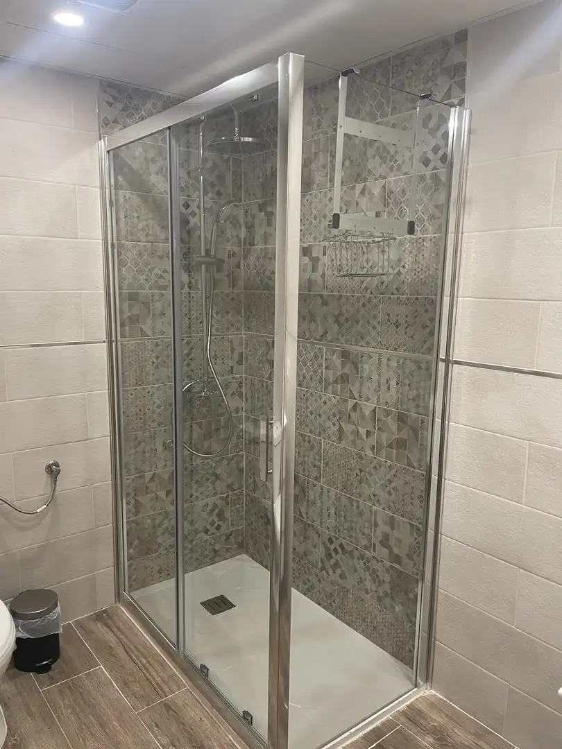 Badezimmer von Wohnung zur Miete in  Cádiz Capital mit Klimaanlage und Balkon