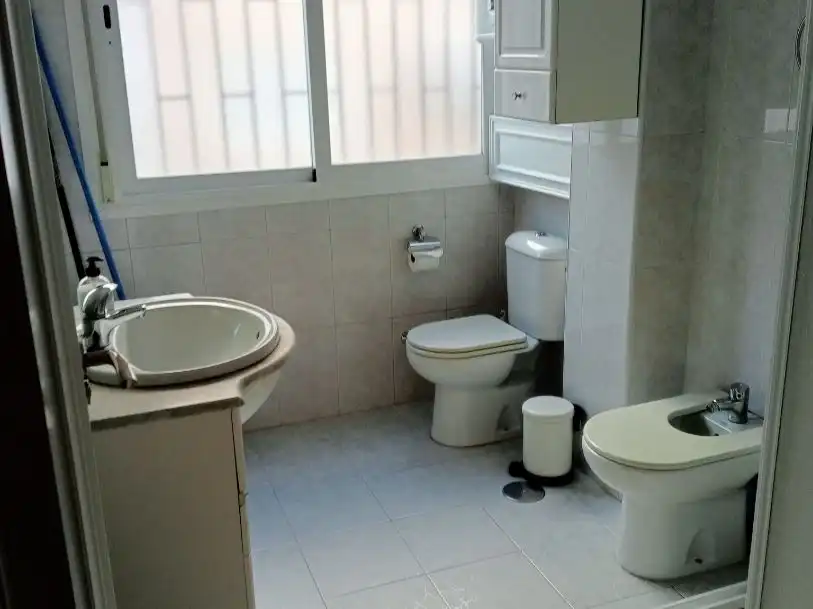 Bathroom of Flat for rent in Granada  with Air Conditioner, Heating and Furnished